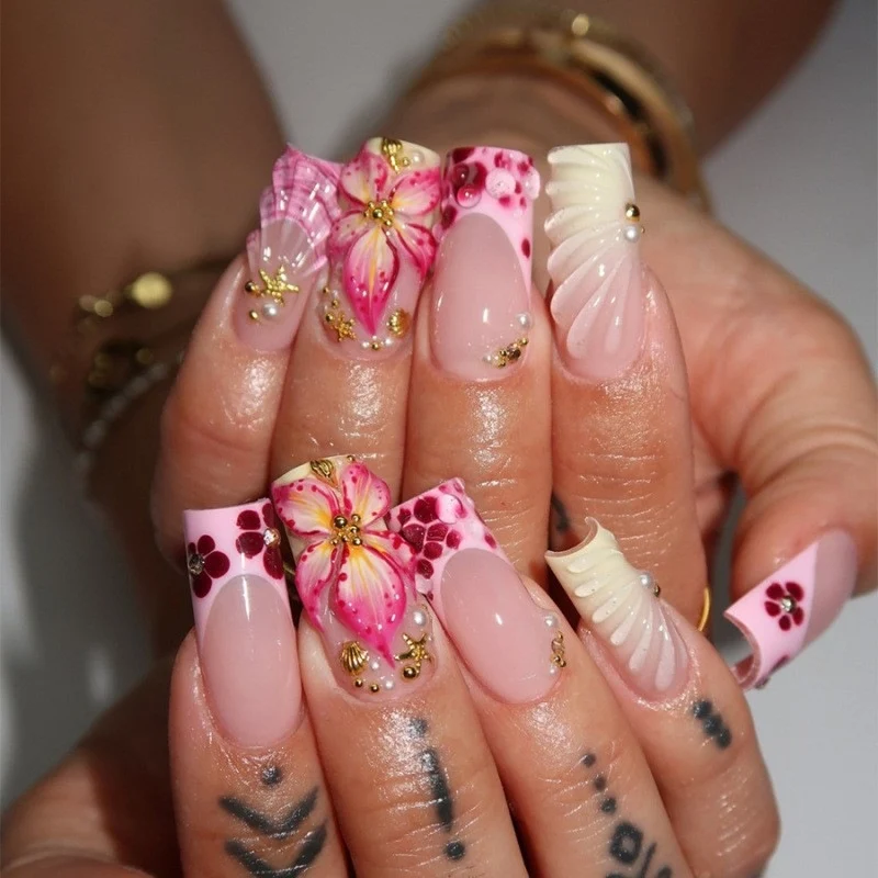 Kunstnagelset mit exquisiten Blüten- und Glitzerakzenten Karnz