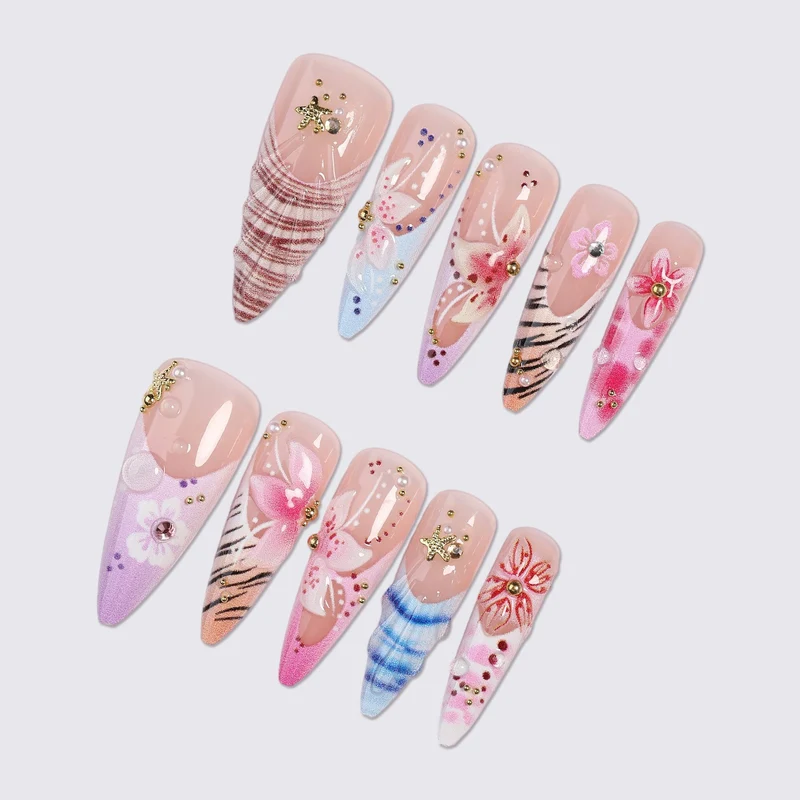 Kunstnagelset mit exquisiten 3D-Blütenverzierungen und eleganten Akzenten Karnz