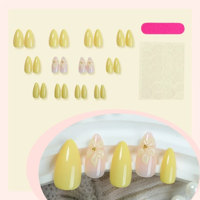 Kunstnagelset mit eleganten blütenverzierten Akzenten Karnz