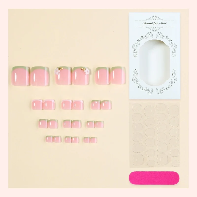 Kunstnagelset mit eleganten Blütenakzenten Karnz