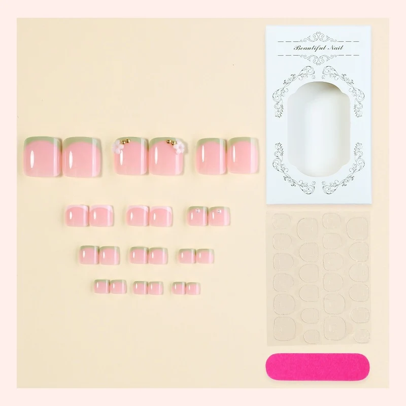 Kunstnagelset mit eleganten Blütenakzenten Karnz