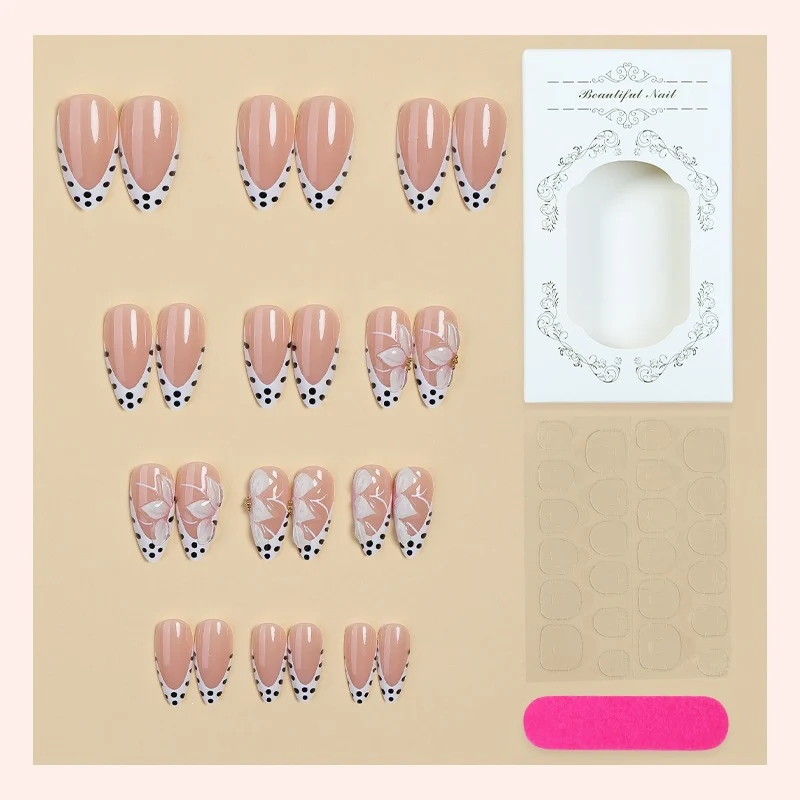 Kunstnagelset mit eleganten Blüten- und Punkte-Designs Karnz