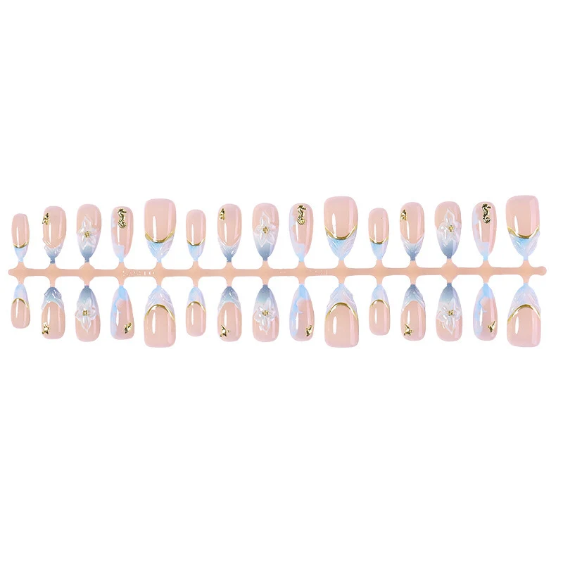 Kunstnagelset mit eleganten Blüten- und Goldakzenten Karnz