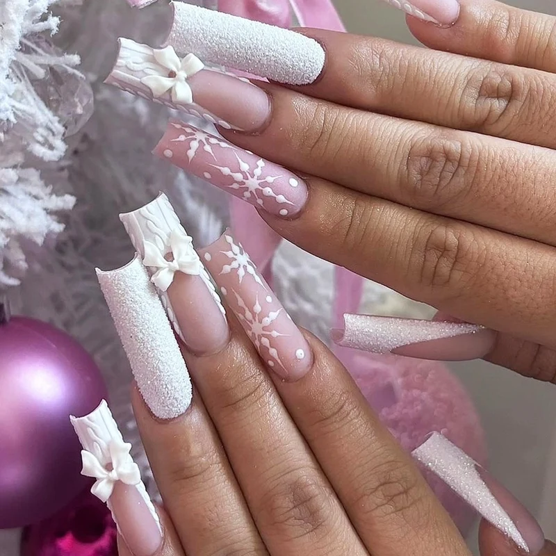 Kunstnagelset mit eleganten Blüten- und Glitzerverzierungen Karnz