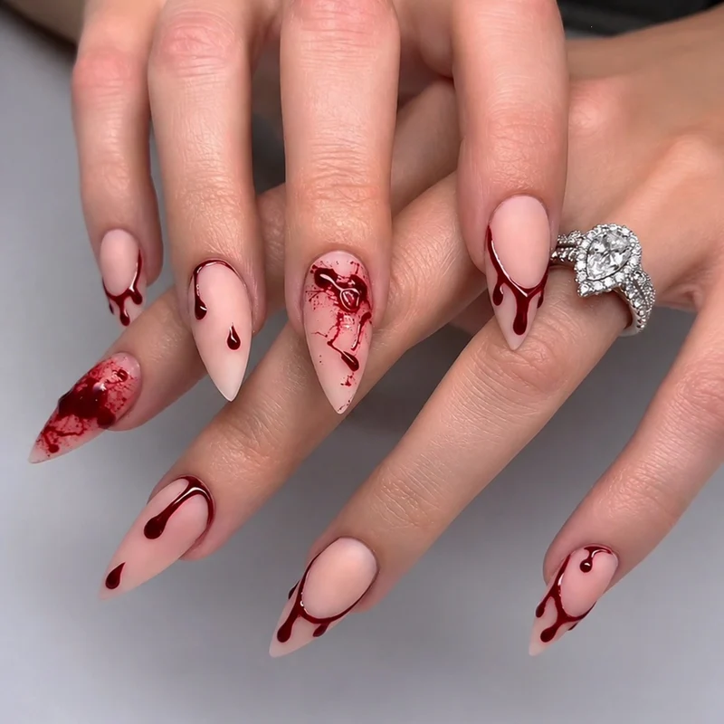 Künstliches Nagelset mit Blutakzenten und kreativen Designs Karnz