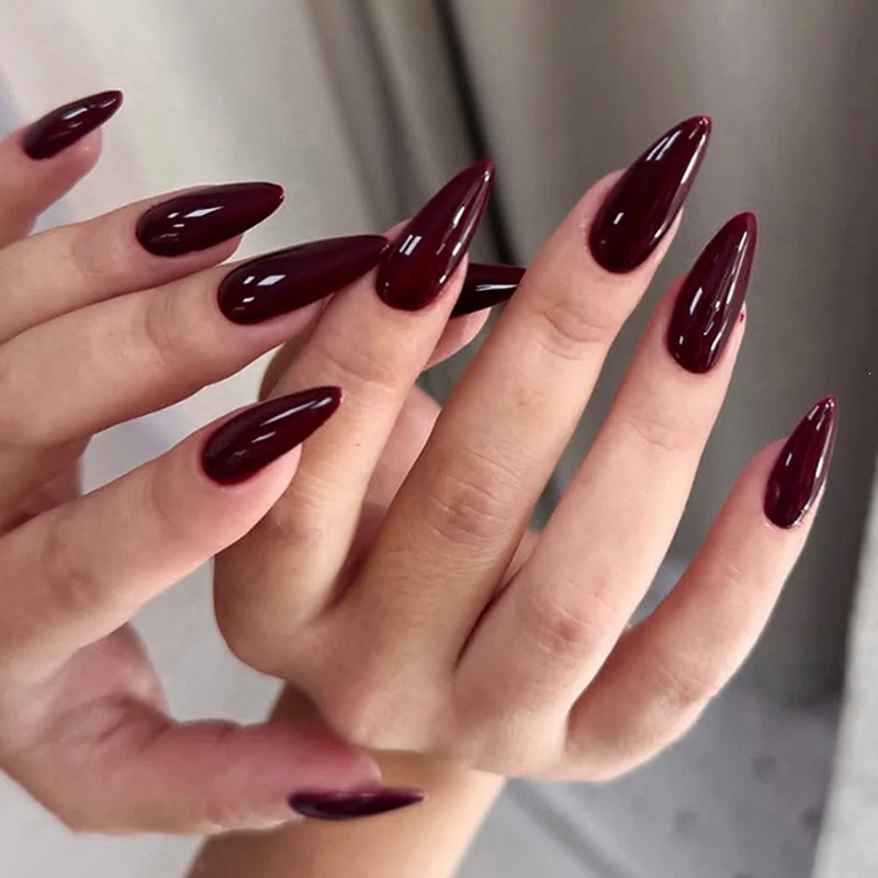 Künstliches Nagelset in eleganten Stiletto-Formen Karnz