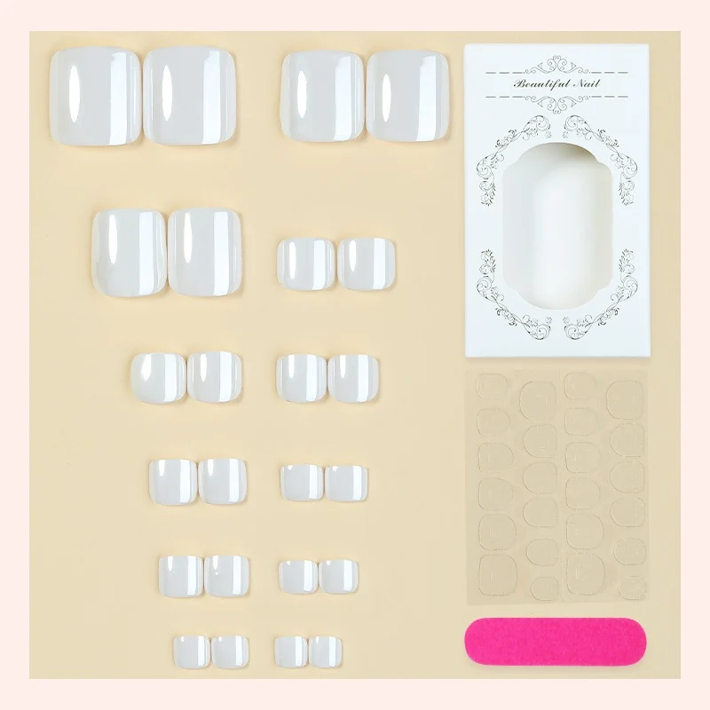 Künstliches Nagel-Set mit eleganten French-Tips Karnz