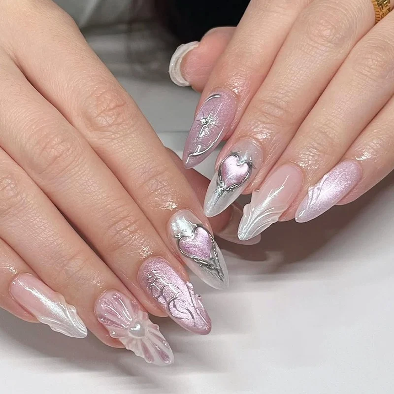 Künstliches Kunstnagelset mit floralen Akzenten und glitzernden Details Karnz
