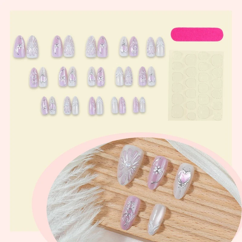 Künstliches Kunstnagelset mit floralen Akzenten und glitzernden Details Karnz