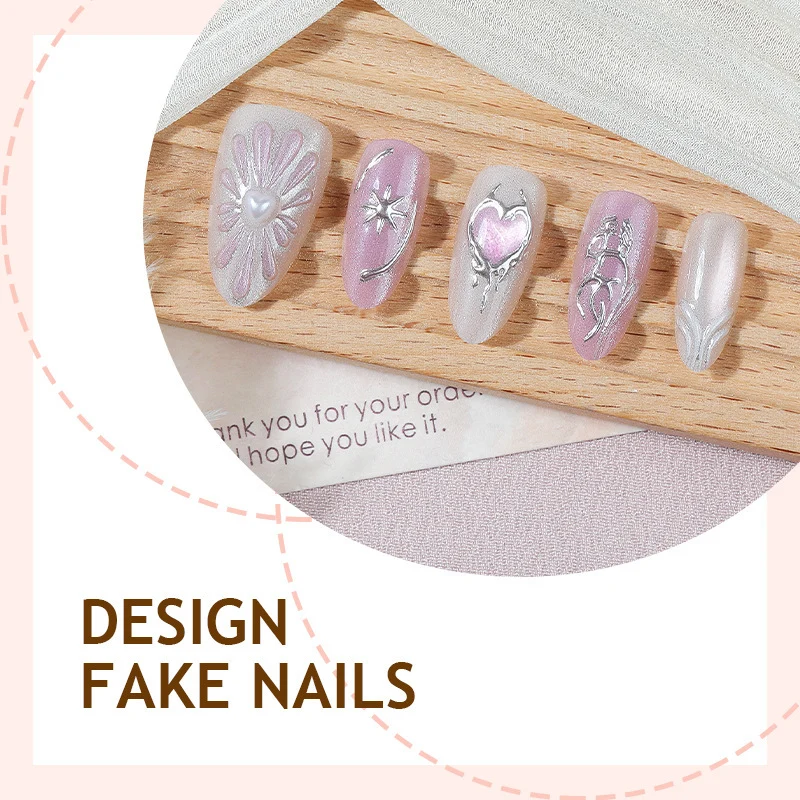Künstliches Kunstnagelset mit floralen Akzenten und glitzernden Details Karnz