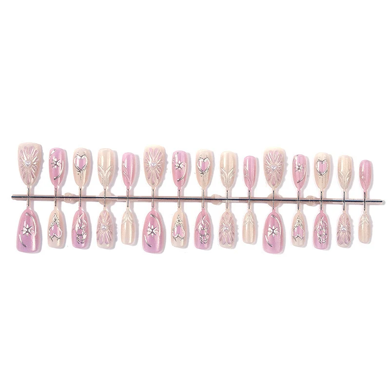 Künstliches Kunstnagelset mit floralen Akzenten und glitzernden Details Karnz