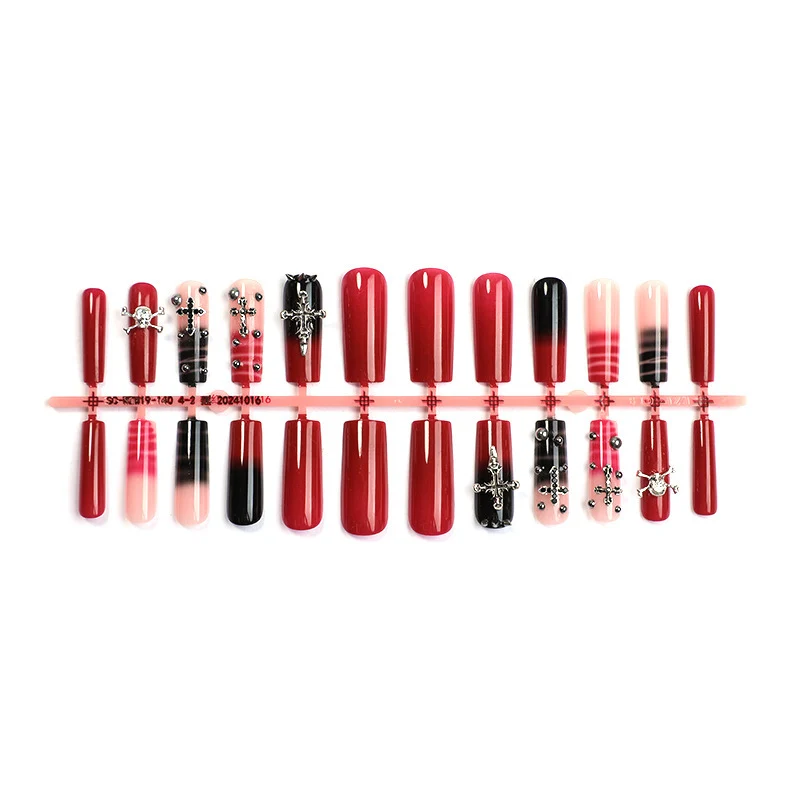 Künstliche Nail Art mit glamourösem Gothic Design Karnz