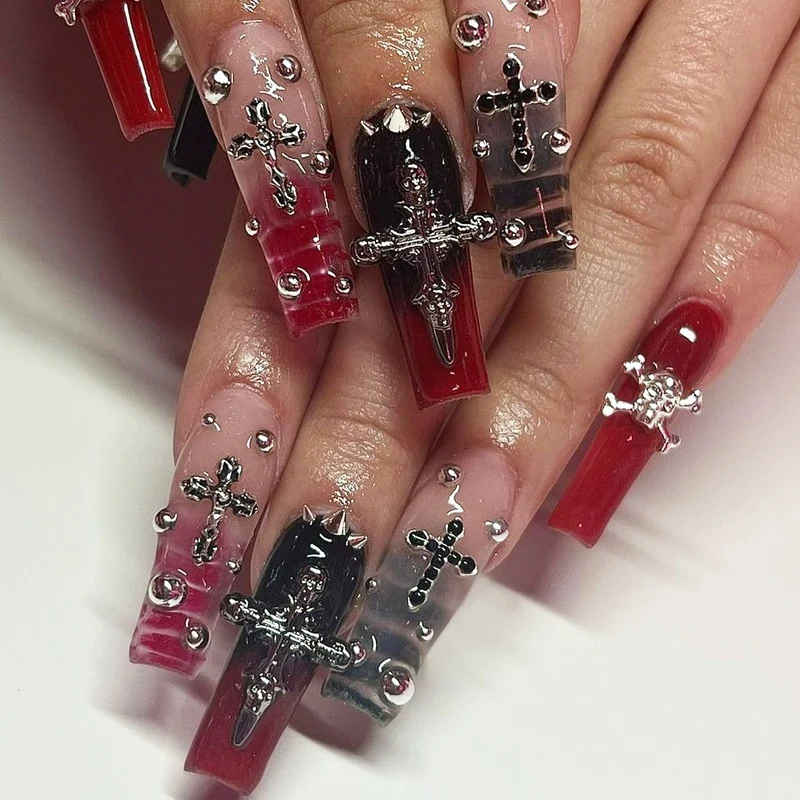 Künstliche Nail Art mit glamourösem Gothic Design Karnz