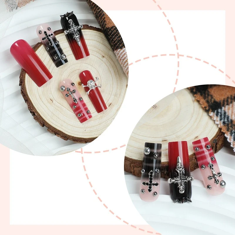 Künstliche Nail Art mit glamourösem Gothic Design Karnz