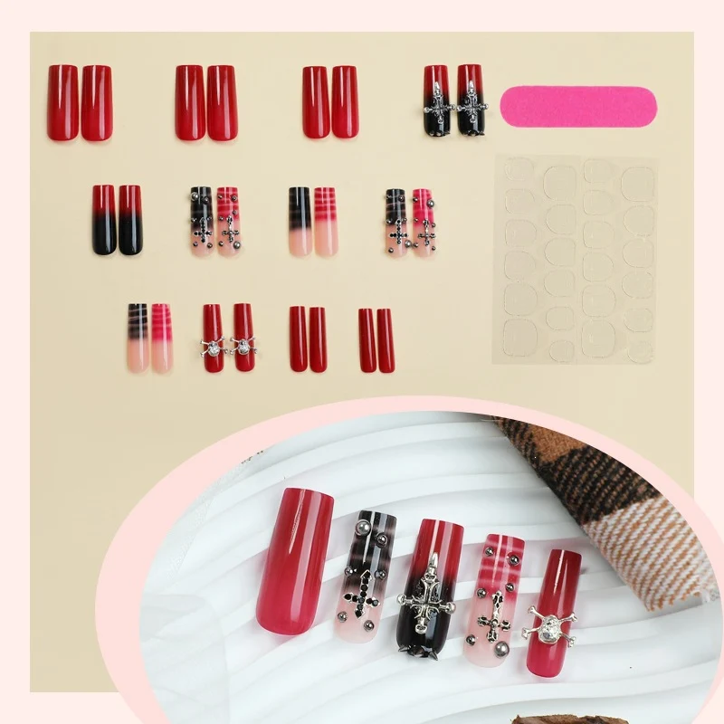 Künstliche Nail Art mit glamourösem Gothic Design Karnz