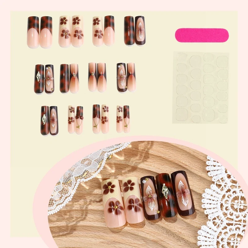 Künstliche Nail Art mit floralem und glamourösem Design Karnz