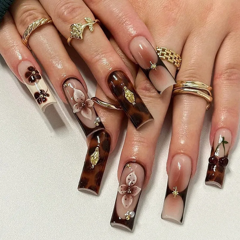 Künstliche Nail Art mit floralem und glamourösem Design Karnz