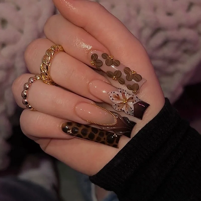 Künstliche Nail Art mit floralem und glamourösem Design Karnz