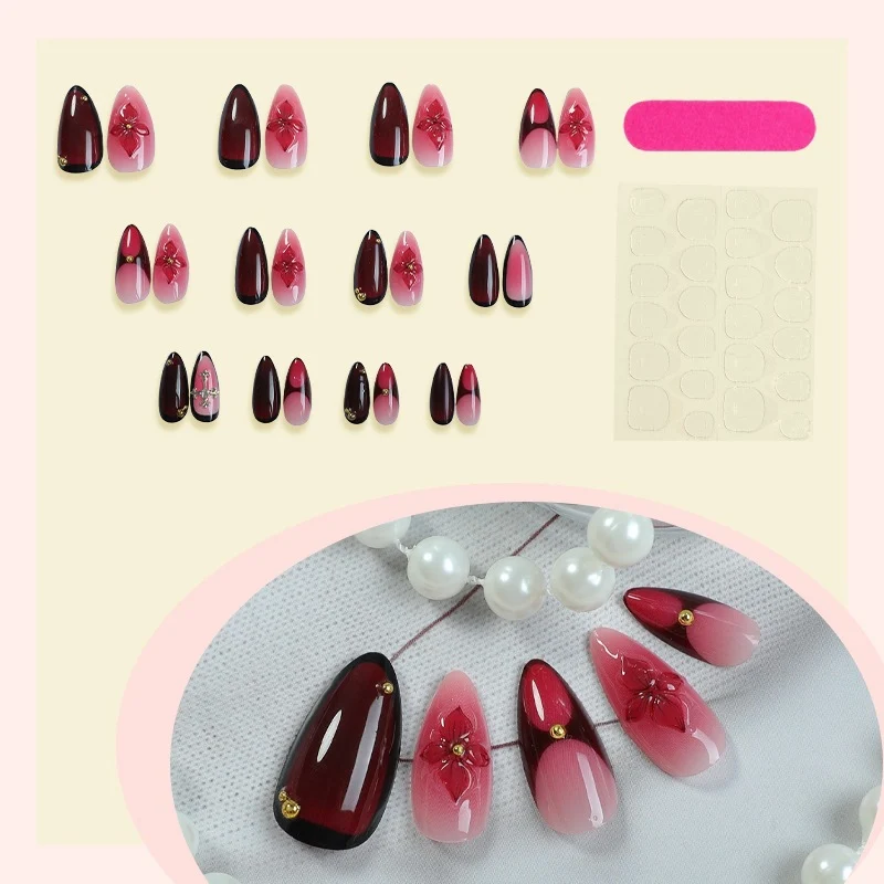 Kunstnagelset mit exquisite Blüten- und Glitzermotiven Karnz