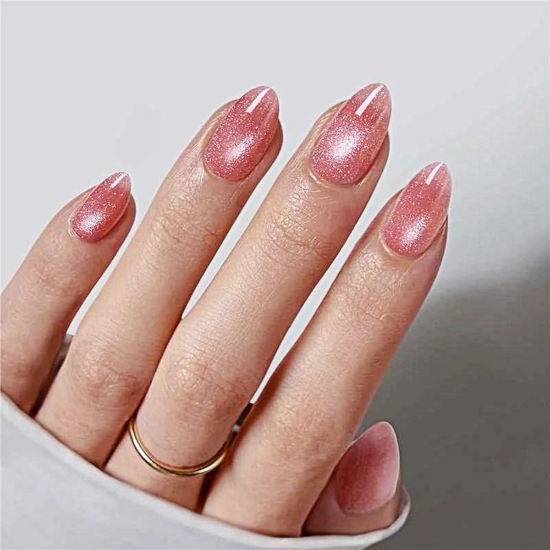 Kunstnagelset mit eleganter Shimmer-Oberfläche Karnz