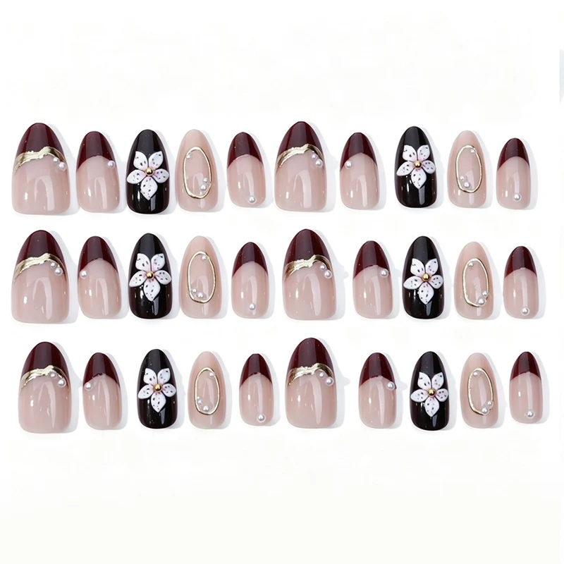 Kunstnagelset mit eleganten Blüten- und Glitzerdetails Karnz