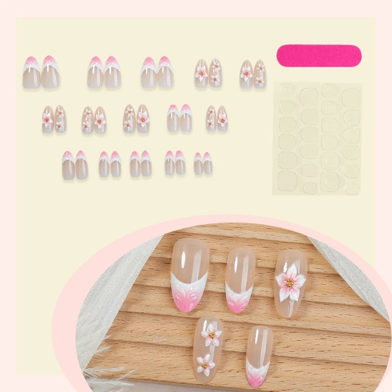 Kunstnagelset mit eleganten Blumendesigns und zarten Farbverläufen Karnz