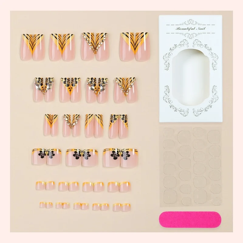 Künstliche Nail Art mit extravaganten Designs und Glitzerelementen Karnz