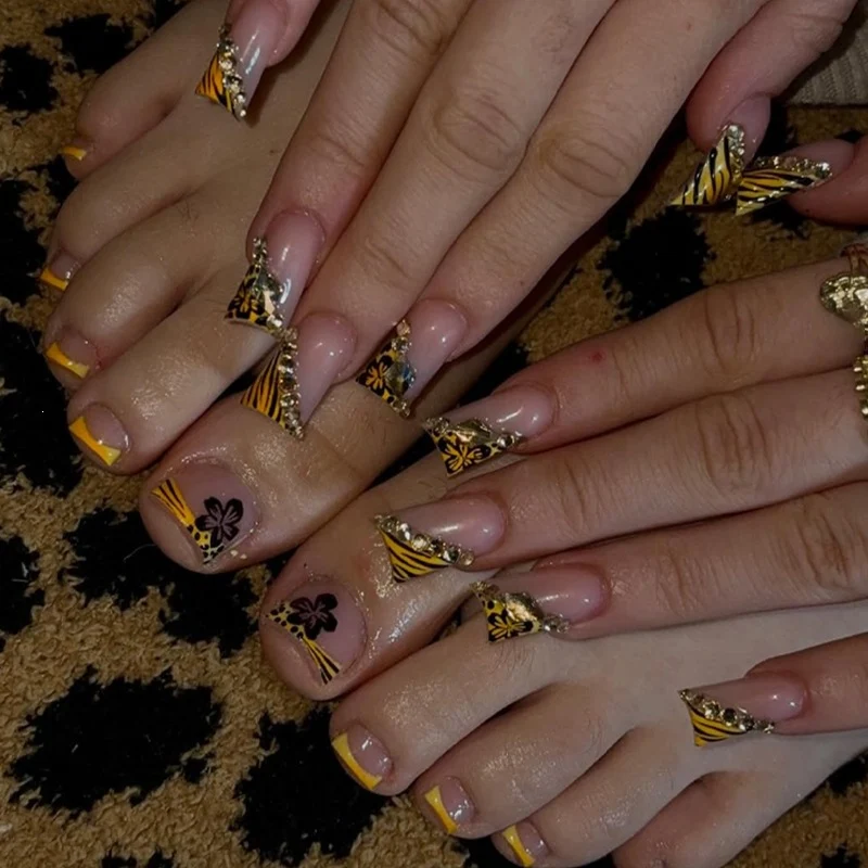 Künstliche Nail Art mit extravaganten Designs und Glitzerelementen Karnz