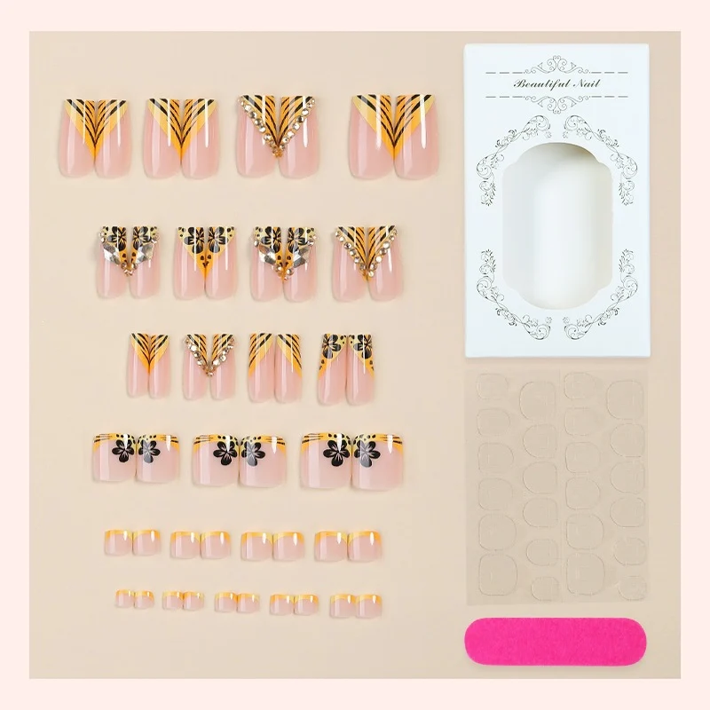 Künstliche Nail Art mit extravaganten Designs und Glitzerelementen Karnz