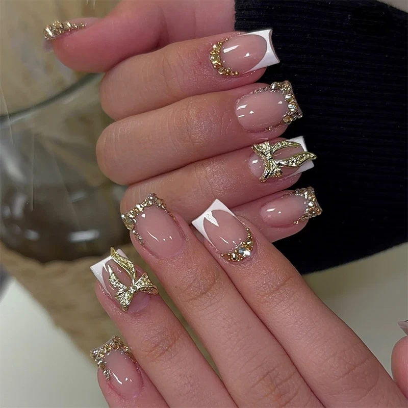 Künstliche Nail Art mit eleganten Akzenten Karnz