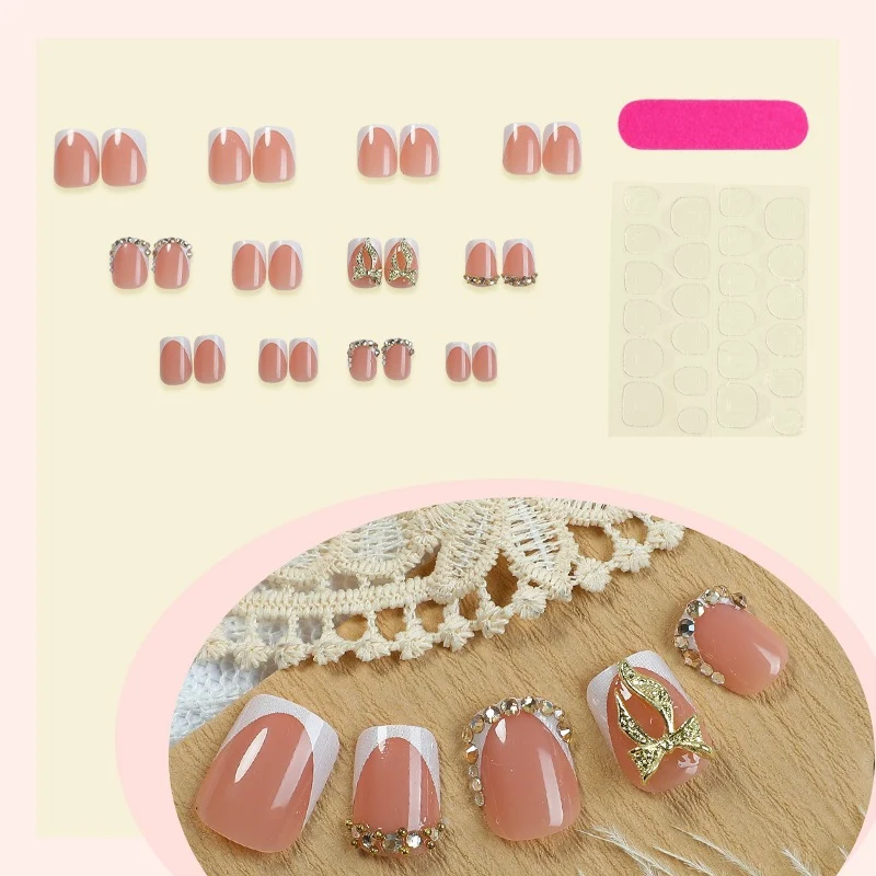 Künstliche Nail Art mit eleganten Akzenten Karnz
