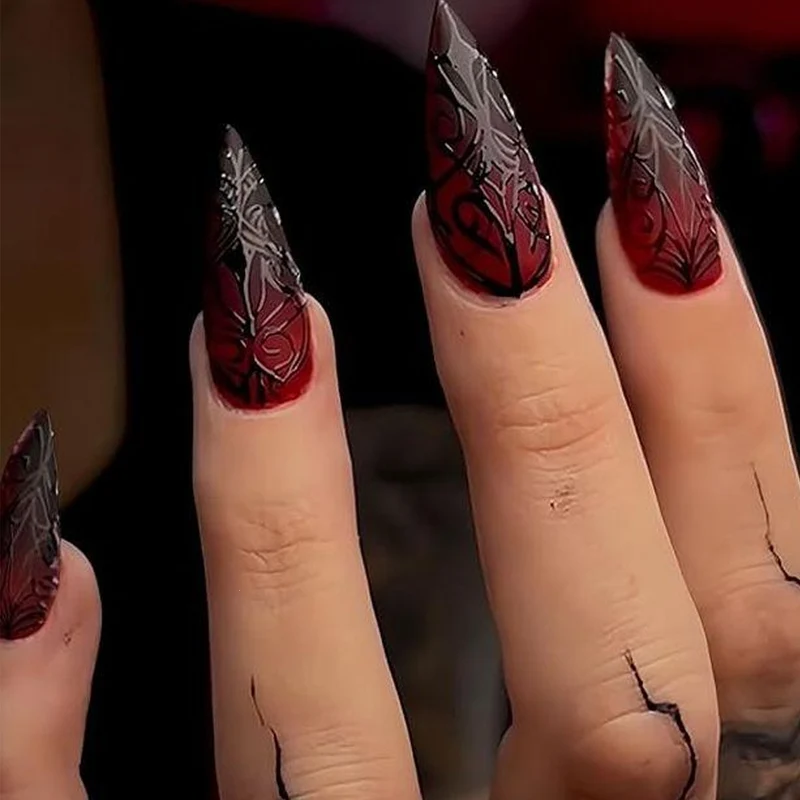 Künstliche Nagelspitzen mit Gothic-Design und filigranen Mustern Karnz