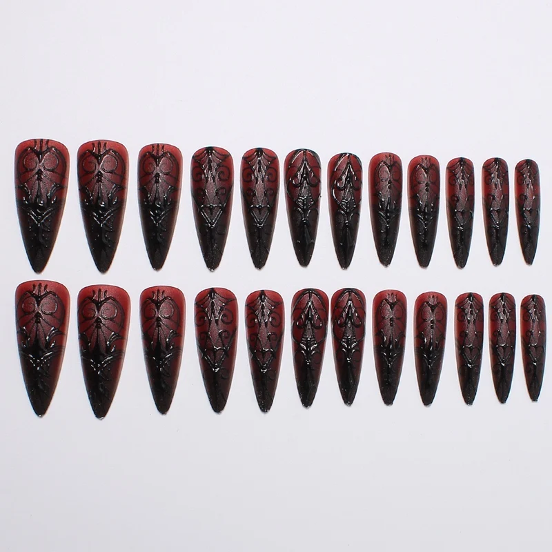Künstliche Nagelspitzen mit Gothic-Design und filigranen Mustern Karnz