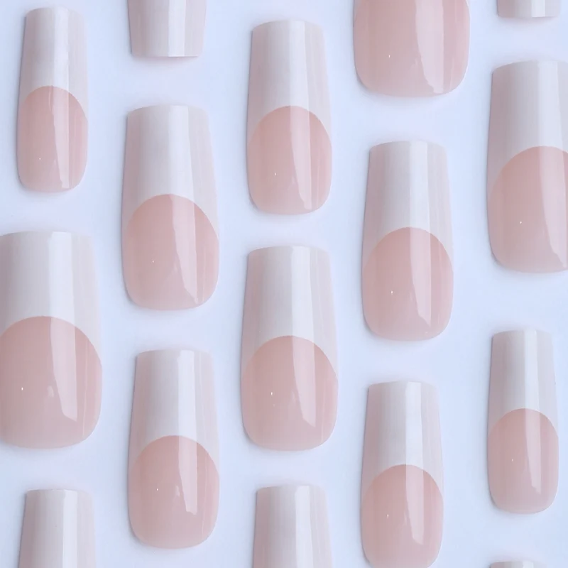 Künstliche Nagelspitzen mit Französischer Maniküre Karnz