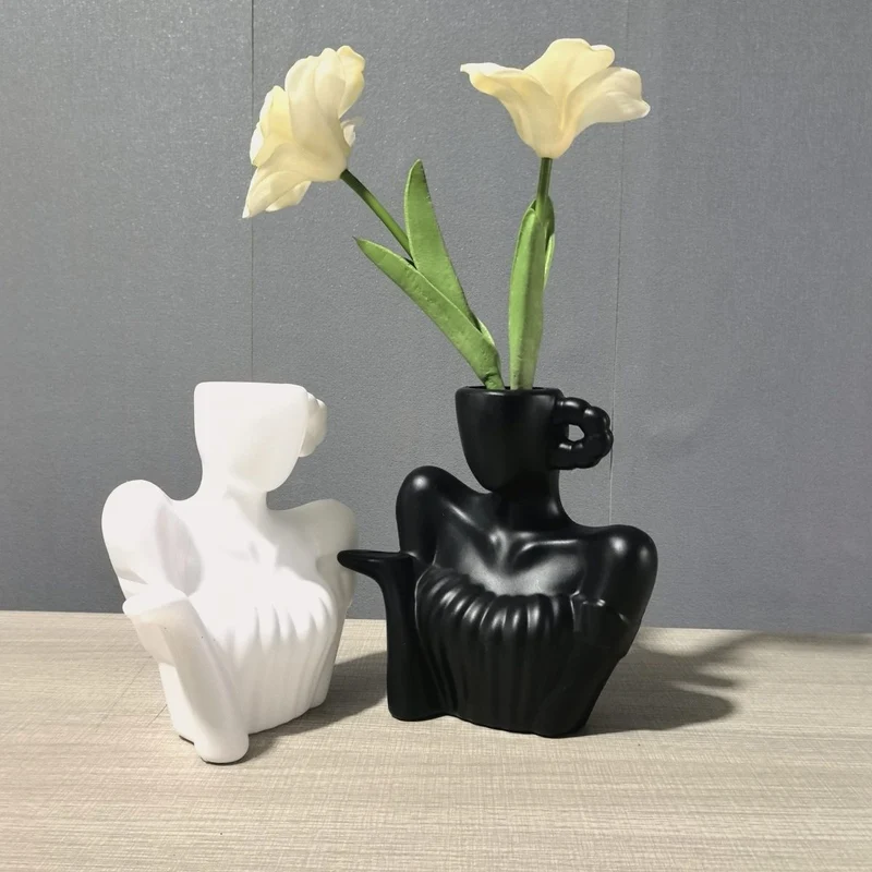 Dekorative Damenfigur Gießkanne Karnz
