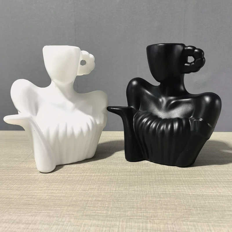 Dekorative Damenfigur Gießkanne Karnz
