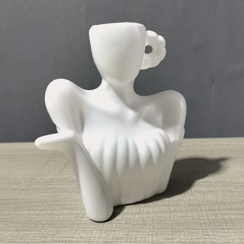 Dekorative Damenfigur Gießkanne Karnz