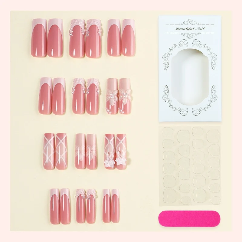 Kunstnagelset mit eleganten Verzierungen Karnz