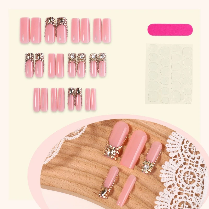 Kunstnagelset mit eleganten Strass- und Glitzerakzenten Karnz