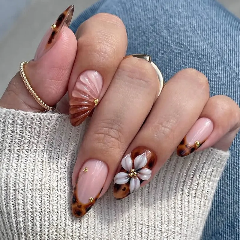 Kunstnagelset mit eleganten Akzenten Karnz