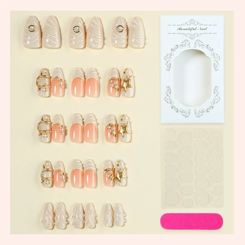 Kunstnagelset mit eleganten 3D-Verzierungen und glamourösen Akzenten Karnz