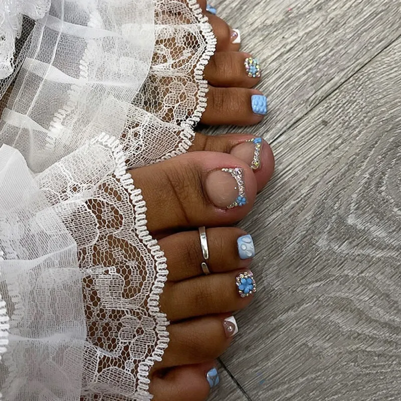 Kunstnagelset mit eleganten 3D-Verzierungen Karnz