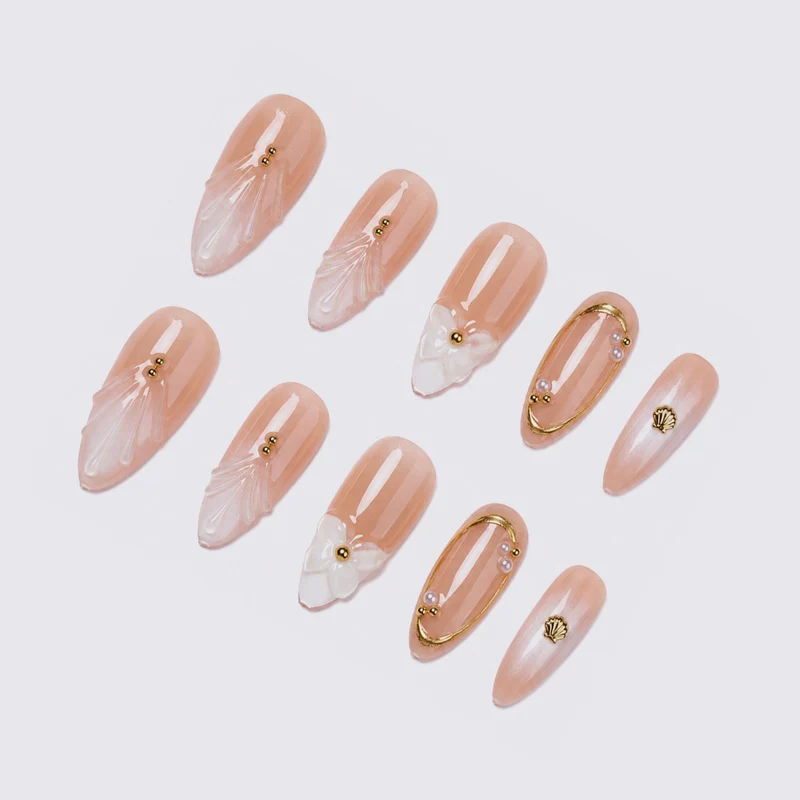 Kunstnagelset mit eleganten 3D-Motiven und goldenen Akzenten Karnz