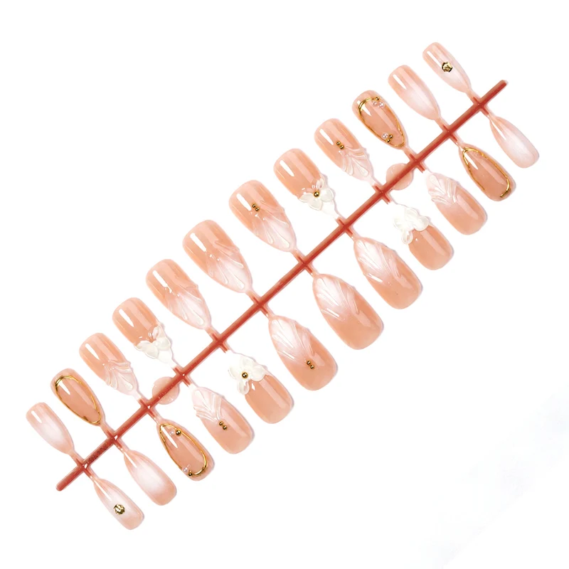 Kunstnagelset mit eleganten 3D-Motiven und goldenen Akzenten Karnz