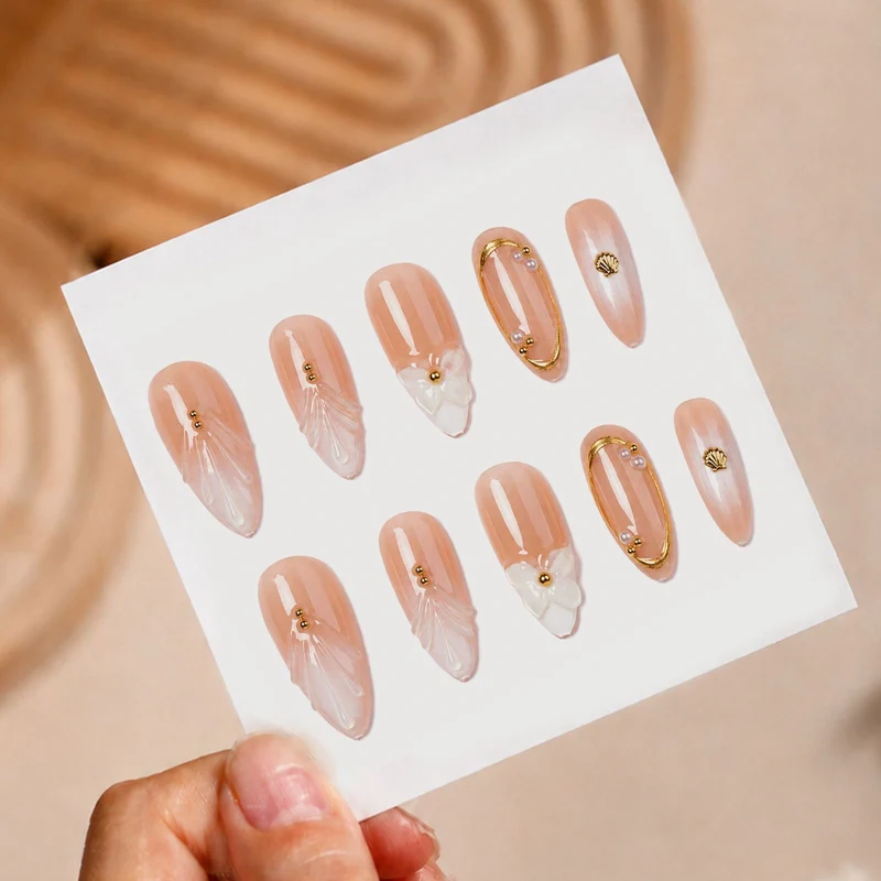 Kunstnagelset mit eleganten 3D-Motiven und goldenen Akzenten Karnz