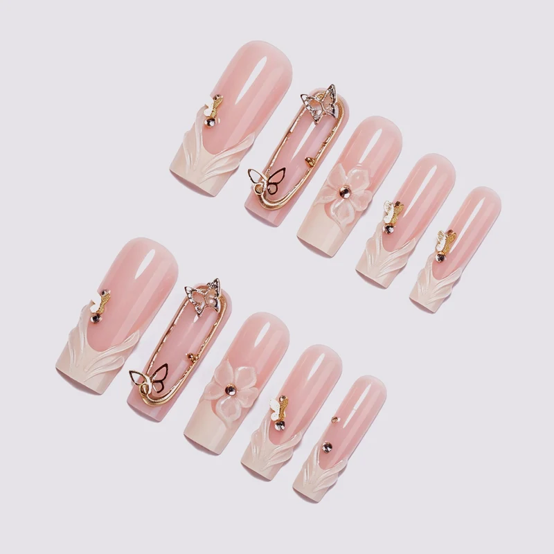 Kunstnagelset mit eleganten 3D-Floral-Designs und Glitzerakzenten Karnz