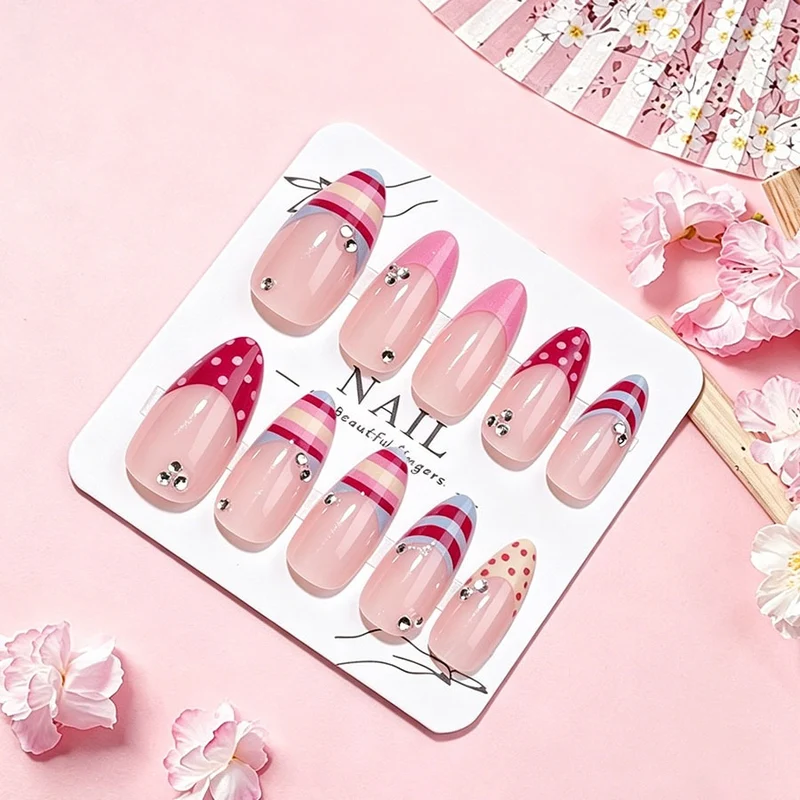 Kunstnagelset mit eleganten 3D-Details und kunstvollem Design Karnz