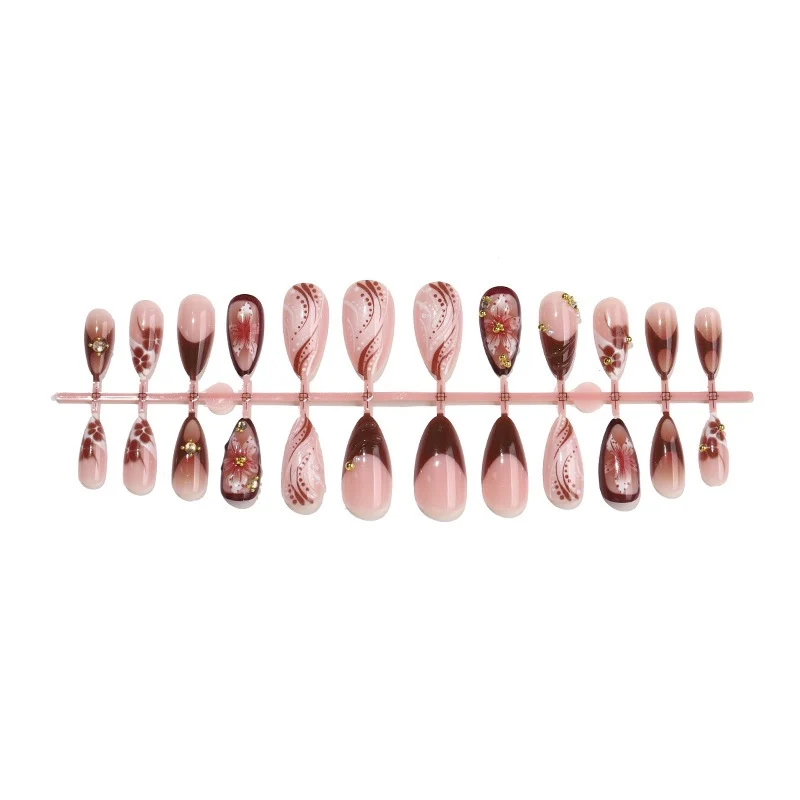 Kunstnagelset mit eleganten 3D-Blütenakzenten und glamourösen Designs Karnz