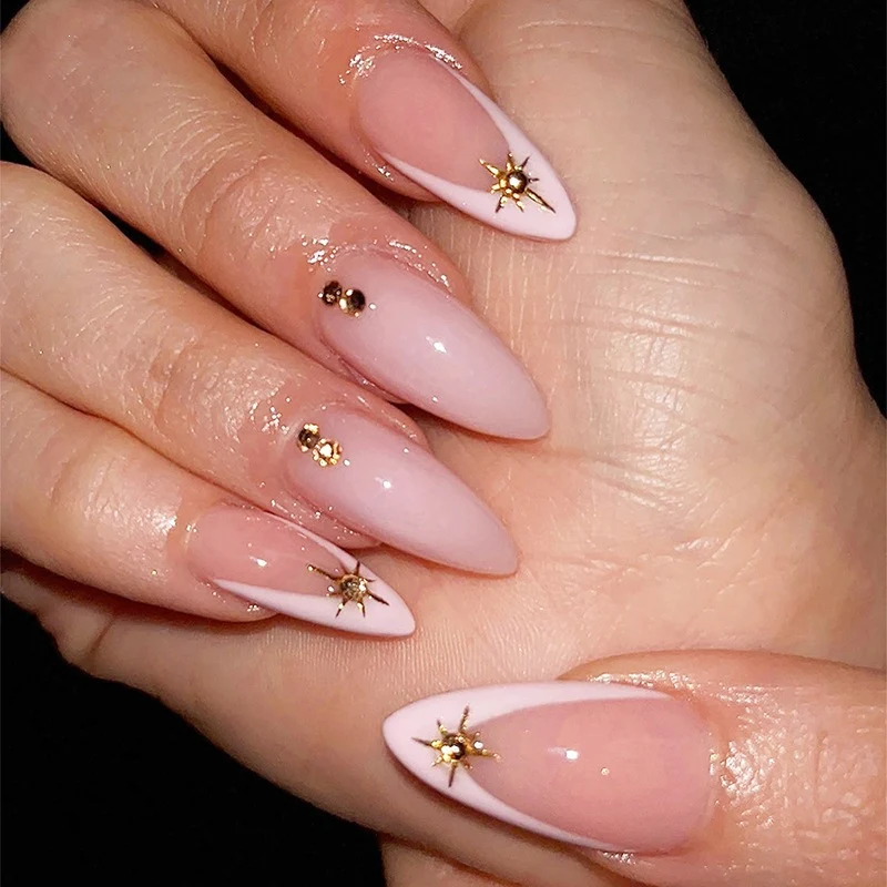 Kunstnagelset mit eleganten 3D-Blütenakzenten Karnz