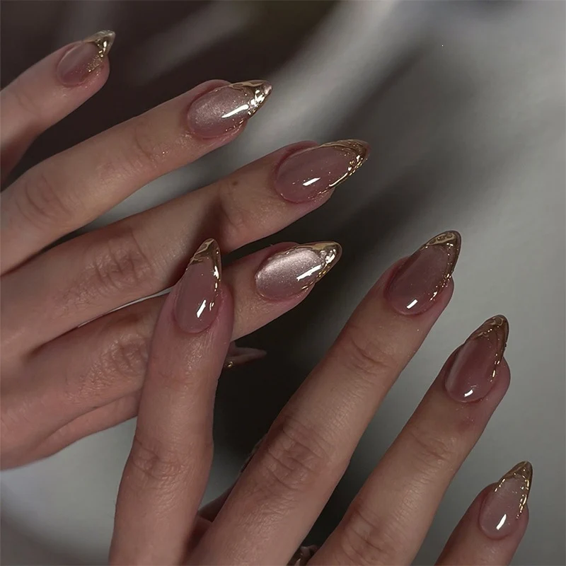 Künstliche Nagelspitzen mit elegantem Goldakzent Karnz